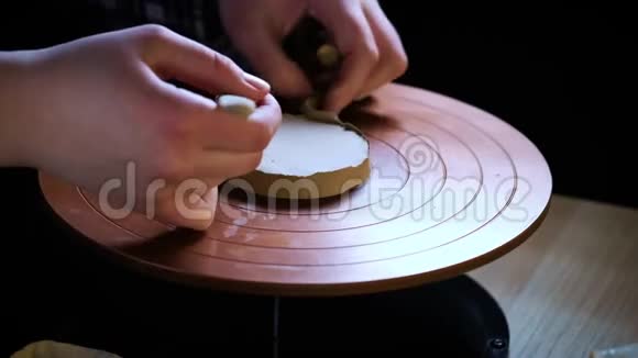 波特特殊工具处理粘土克罗克大师工作室中的创作过程扭曲锅的车轮创造人类视频的预览图