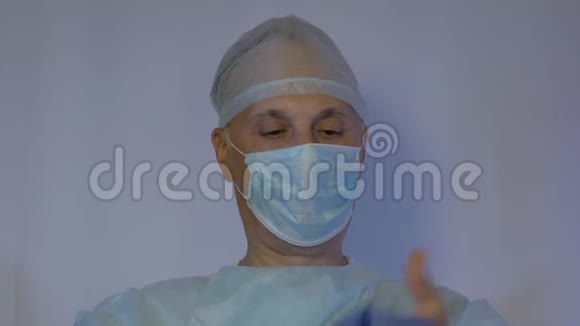 男医生戴上一次性医用手套他正在准备手术视频的预览图