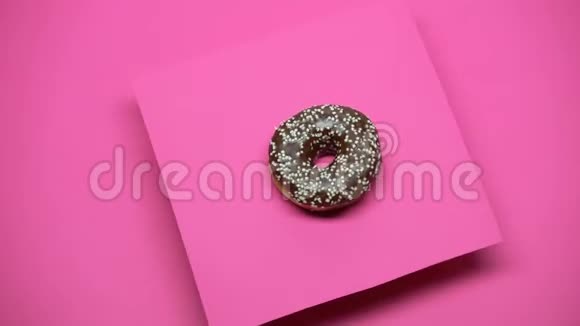 粉红色背景的甜甜甜圈烹饪艺术美味的面包店宏图视频的预览图