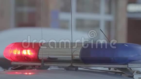 红色和蓝色灯光的警车视频的预览图