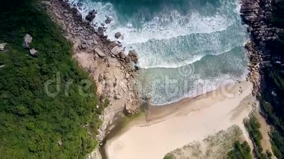 从沙滩上的海浪飞到浅水河视频的预览图