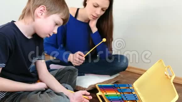 演奏音乐乐器男孩为老师重复演奏木琴上的音符视频的预览图