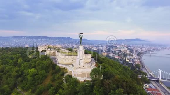 在Citadell的布达佩斯鸟瞰匈牙利日出的自由雕像视频的预览图