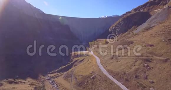 Moiry大坝正面上升空中4K视频的预览图