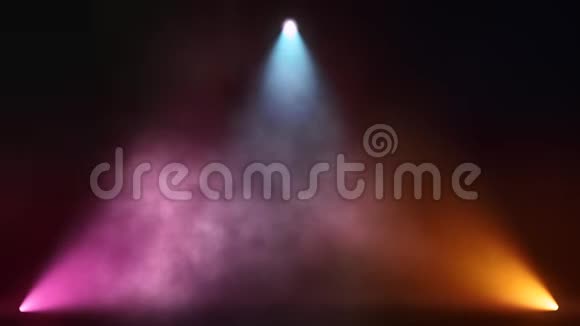 彩色三角形舞台灯光和烟雾VJ循环运动背景视频的预览图