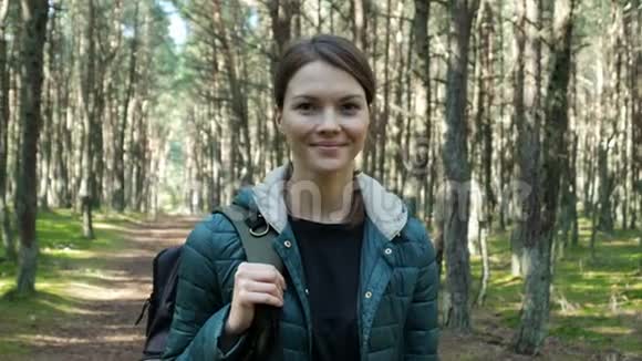 森林中微笑女人的肖像视频的预览图