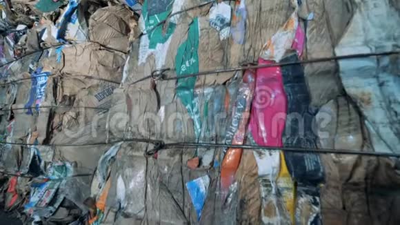 长堆垃圾随手关门压力塑料垃圾在一家回收工厂视频的预览图
