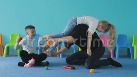快乐的一家人在家玩父亲和孩子们一起胡闹视频的预览图