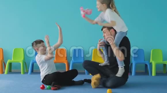 快乐的一家人在家玩父亲和孩子们一起胡闹视频的预览图