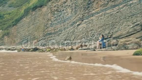 4K漂亮的小女孩妈妈在坎塔布里亚海岸散步和她可爱的小宝宝在一起视频的预览图