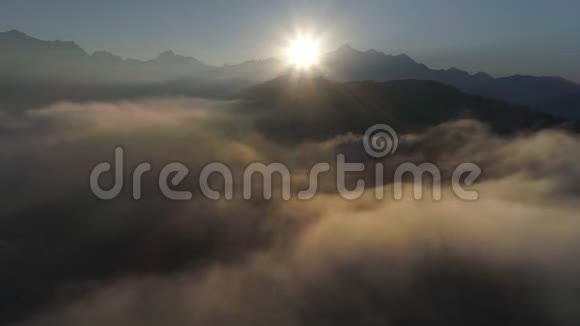 日出时在背光下飞越云层或薄雾无人驾驶飞机视频的预览图