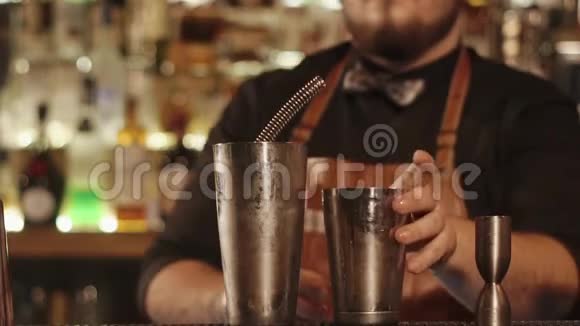酒保在工作中混合饮料视频的预览图