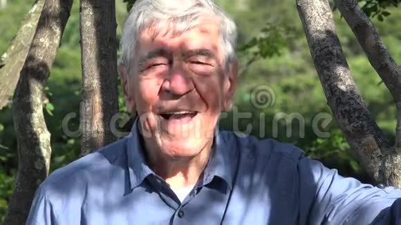 幸福老人近树视频的预览图