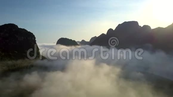 令人惊奇的飞行在雾的上方河流穿过视频的预览图