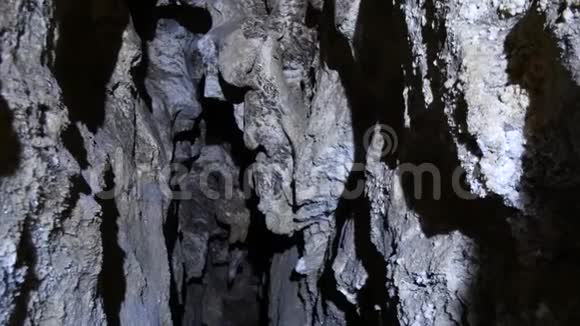 地下洞穴内景岩层和钟乳石视频的预览图