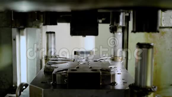 自动工业机器是冲压成型的金属板工人是用油和刷子涂抹零件视频的预览图