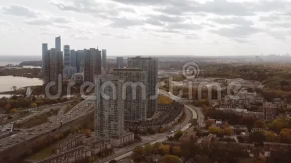 空中建立拍摄多伦多安大略省与美丽的秋天颜色视频的预览图