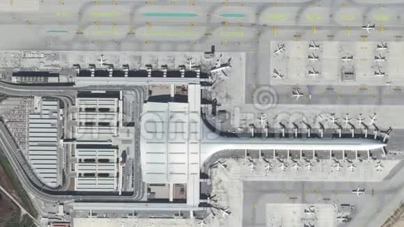 机场与飞机候机楼和跑道的俯视图视频的预览图