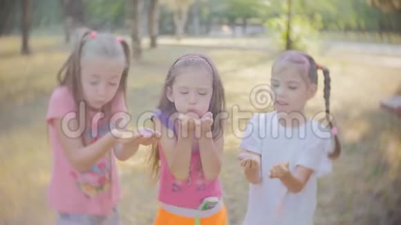 霍利节上的小女孩手上拿着彩色粉末视频的预览图