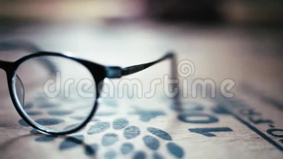 多利的黑色阅读眼镜在木制表面视频的预览图