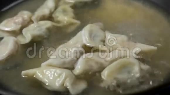 女人准备切中国饺子视频的预览图