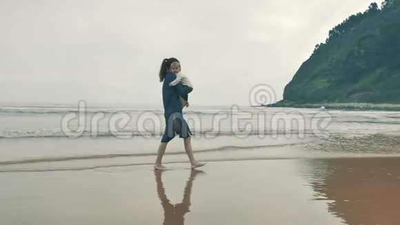 4K漂亮的小女孩妈妈在坎塔布里亚海岸散步和她可爱的小宝宝在一起视频的预览图