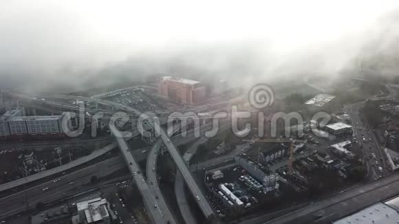 城市公路和移动云层的时间流逝镜头视频的预览图