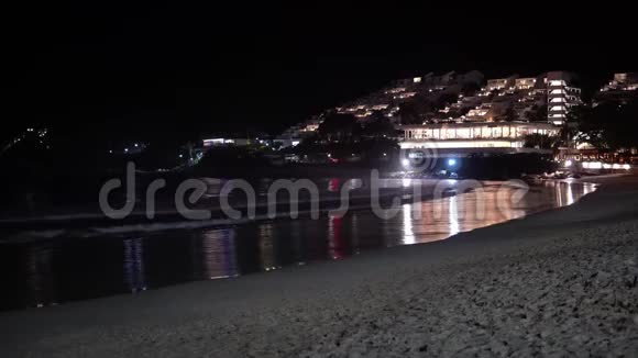 旅游场所夜晚海滩俯瞰城市灯光视频的预览图