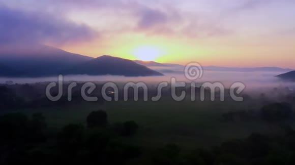 日出在海上山在雾中俄罗斯普里莫斯基克拉伊视频的预览图
