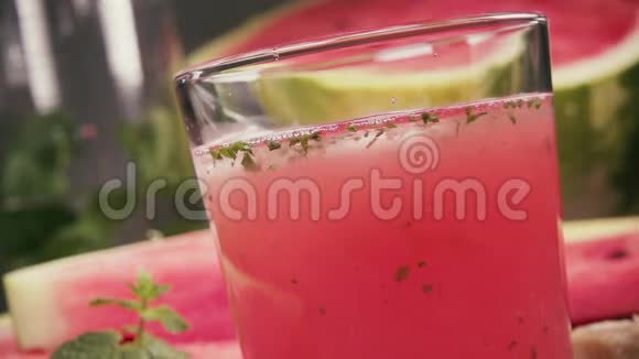 在一杯西瓜汁和薄荷冰块中缓慢运动视频的预览图