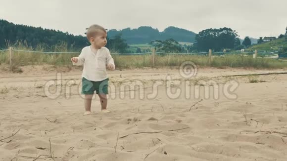 4k可爱的勇敢的小男孩在广阔的自然地带到处是绿色山丘和新鲜空气视频的预览图