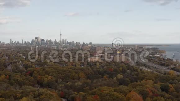 空中建立拍摄多伦多安大略省与美丽的秋天颜色视频的预览图