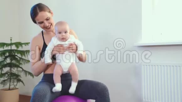 妈妈在家和宝宝一起健身视频的预览图