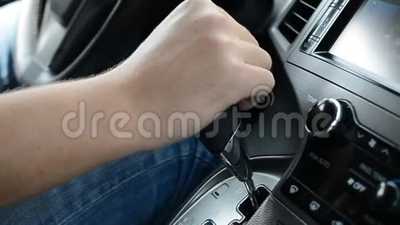 贵车司机双手切换自动变速箱特写视频的预览图