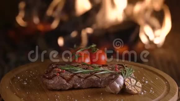 壁炉背景木板烤牛排视频的预览图