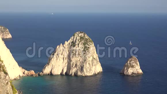 科里角的岩石从海中的石灰岩悬崖Zakynthos岛视频的预览图