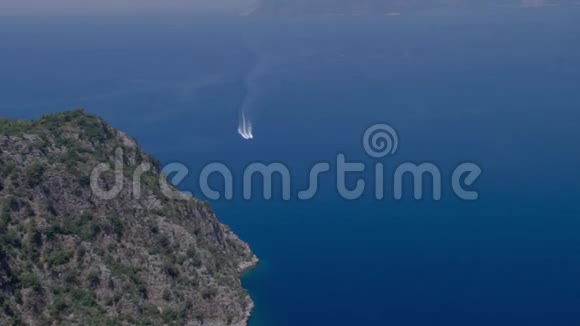 在后台航行游艇背景中的山脉空中摄影海景视频的预览图