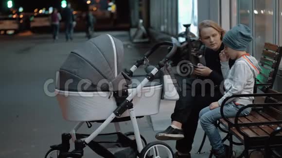 有孩子的女人和大儿子在外面过夜视频的预览图