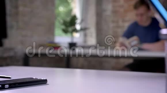 办公桌上手持打字男子近距离移动镜头视频的预览图