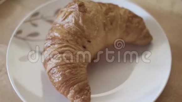 顶部的美味新鲜牛角面包躺在白色玻璃板法国早餐概念库存录像关闭视频的预览图
