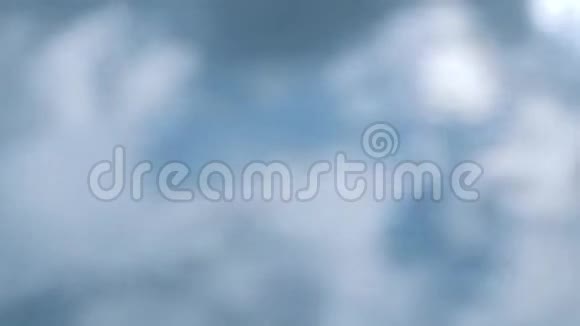 云在水面上反射特写镜头视频的预览图