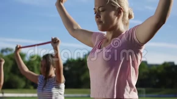 有孩子在运动场锻炼的女人视频的预览图