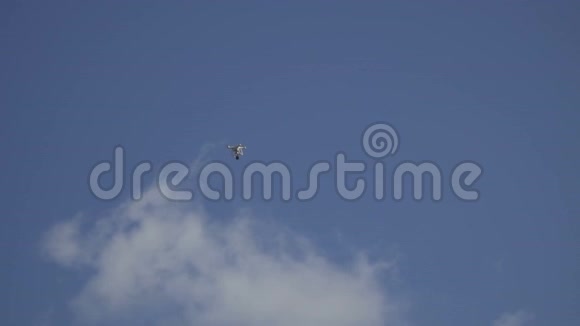 在蓝天上飞行的无人机视频的预览图