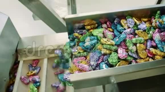 糖果厂糖果厂包装容器上的包装糖果从传送带上掉落视频的预览图