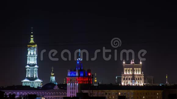 托普大教堂的钟楼UspenskiySobor市议会和房子有一个尖顶的夜晚时间视频的预览图