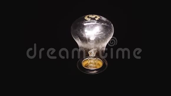 灯泡被隔离在黑色背景上视频的预览图