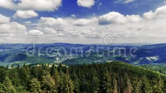 从波兰Czantoria山顶看西里西亚贝斯凯兹山脉时间推移视频30fps视频的预览图