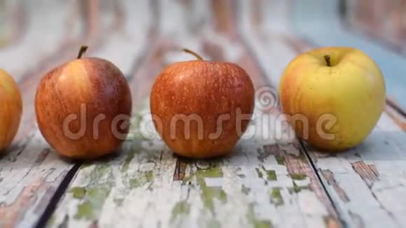 木桌上的苹果视频的预览图