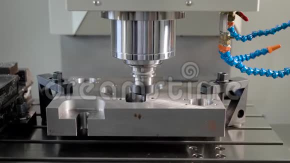 自动切割机是在工厂的金属细节上雕刻孔工作数控设备特写视频的预览图