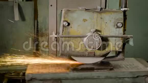 磨床正在车间切割金属板材自动化设备在工厂生产视频的预览图
